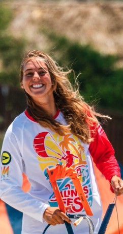 Berit Rezelman op het strand met haar kitesurfboard